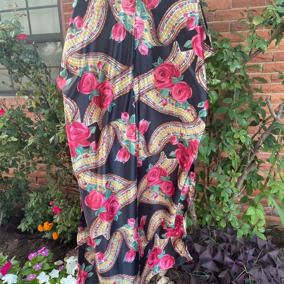 Featherbed • Vtg • 1960’s • Floral • Satin • Black/Red • Large •Kaftan Nightgown